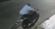Video: Fue a la farmacia y en minutos le robaron su moto que estaba frente a su casa