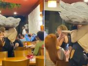 El mozo que asombra: lleva 50 platos y cubiertos en su bandeja sin que caiga nada