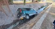 Vehículo cae a un canal de drenaje tras ser impactado por otro motorizado que se dio a la fuga