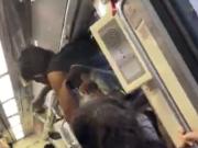 Un hombre que viajaba colgado de la ventana de un tren murió cuando la formación entró en un túnel: el video