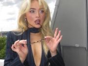 La estrategia de Sabrina Carpenter para vender más entradas: mete presos a los famosos en pleno show