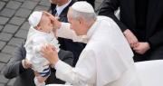 El Papa conmueve con un tierno gesto: bendice a un bebé vestido de “mini pontífice”