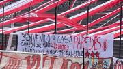 La bandera que colgó Barracas Central para recibir a Leandro Paredes: “Bienvenido a casa”