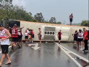 Cómo sigue la salud de los hinchas de Flamengo que viajaban al partido con Racing: qué provocó el el trompo del micro en plena autopista