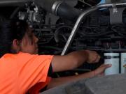 Es docente y creó una organización que capacita a mujeres en oficios