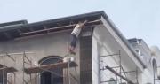 Video: Hombre arregla techo de edificio de ocho pisos en pantuflas y sin protección