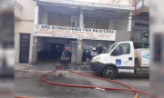Terror en Parque Patricios: un incendio en un taller mecánico obligó a evacuar dos escuelas y dejó nueve personas asistidas
