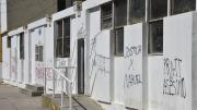 Vandalizan con graffitis fachada de la Escuela 69