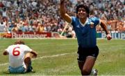 Sin nombrarlo y a dos días de su cumpleaños, el Gobierno homenajeó a Diego Maradona con una moneda: cuesta casi una jubilación mínima