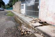 Piden soluciones a la fuga de aguas blancas y deterioro de las calles