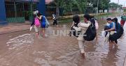 Intensas lluvias: Un colegio quedó con el ingreso inundado y en otra unidad educativa cayó parte del techo