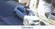 Una mujer que arrastró a un joven sobre el capó de su auto