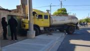 Un camión aguatero chocó contra una vivienda y su chofer fue hospitalizado