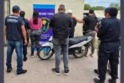 Tras un robo, detienen a tres personas, secuestran bienes y drogas e incineran un auto