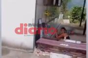 Horror: se conoció el video de la mujer que desenterró a un joven para bañarlo