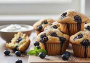 Muffins de arándanos: la receta esponjosa con yogur griego que necesitas probar