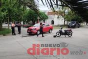 Mujer resulta herida tras choque entre auto y moto en el barrio Juramento