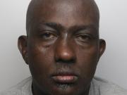 Un crimen sin sentido: en 22 segundos, ingresó a un banco, apuñaló a un hombre y salió tranquilamente del lugar