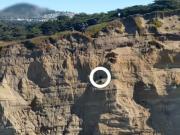 Un equipo de bomberos realizó un increíble rescate de un perro que cayó en un acantilado