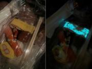Pidió comida china y le vendieron sushi fluorescente