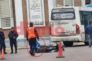 Una motociclista chocó con un colectivo en la esquina de Rivadavia y Alem