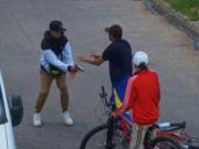 Insólita discusión entre amigos en plena calle en Hurlingham: sacó un arma de la riñonera y lo mató