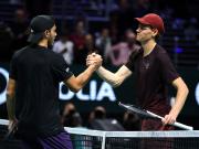 Fran Cerúndolo pagó muy caro sus errores ante Sinner, que agigantó su racha y sigue adelante por el 1 del ranking en el Masters 1000 de París