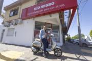 ¡Ya tiene dueña! La moto Vespa 0 km sorteada por Diario RÍO NEGRO fue entregada a una lectora de Carmen de Patagones