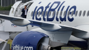 Aterrizaje forzoso en Florida: vuelo de JetBlue reporta varios pasajeros heridos tras un problema de altitud
