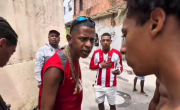 Sorpresa por una extraña camiseta de Estudiantes en una favela de Brasil: No la tiene nadie