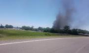 Incendio en un predio generó una densa columna de humo en el acceso a la capital