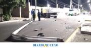 Se le reventó una rueda a un camión recolector de basura, se cruzó de carril y terminó estrellado contra una casa