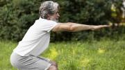 El entrenamiento que aliviará tu dolor de espalda: tres ejercicios recomendados para mayores de 60 años