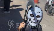 Precios bajos y furor por Halloween en Salta: las ferias del sur se llenaron de familias en busca de disfraces