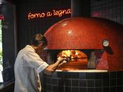 La pizza della mamma que se modernizó y sale de un horno que nunca se apaga