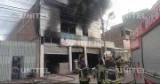 Incendio arrasa con toda la mercancía de una tienda de lubricantes en Cochabamba