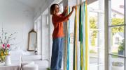 ¿Tenés cortinas que ya no usás? Transformalas en decoración para tu hogar