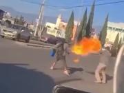 La increíble pelea en un semáforo entre un tragafuegos y un limpiador de parabrisas