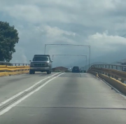 A los elevados de Catia la Mar les hace falta asfalto