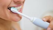 ¿Cepillo eléctrico o manual? Un dentista aclara cuál limpia mejor los dientes