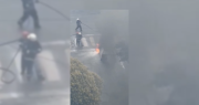 Video: un auto se incendió por completo en pleno centro de La Plata y su conductor logró escapar a tiempo