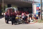 Fuerte choque de motos en Av. Belgrano y Lugones deja un joven hospitalizado