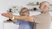 Fáciles, efectivos y sin salir de casa: los tres ejercicios claves para mayores de 70 años