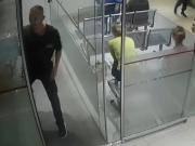 Se llevó a su madre de una clínica de La Plata sin el alta médica y volvió para romper todo: Andate, tu vida corre peligro