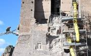 Así fue el doble derrumbe de una torre medieval en el centro de Roma: una persona atrapada lucha por salir con vida