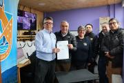 Municipio y Bomberos firman convenio para fortalecer comunicaciones HF en sectores rurales de Cochrane