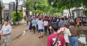 Familias aprovechan el feriado para visitar cementerios