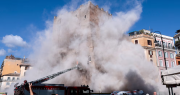 El derrumbe en una torre medieval de Roma dejó un herido grave y un trabajador atrapado entre los escombros
