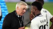 Carlo Ancelotti habló con Vinícius Jr. por su reacción en el clásico