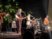 Se enamoraron en un show, formaron una banda y ya llevan 40 años tocando: el romance más sólido (y perfil bajo) del rock